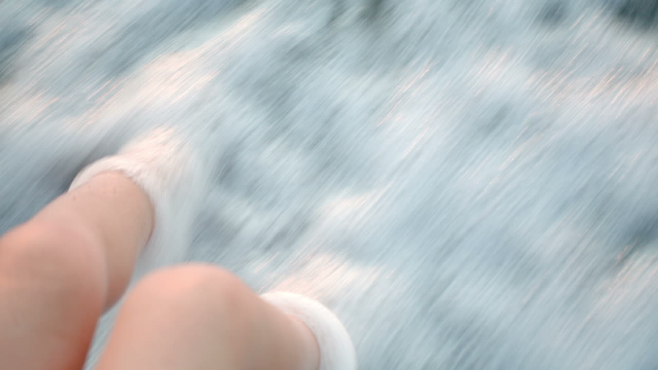 los pies de los niños se lavan con las olas del mar.