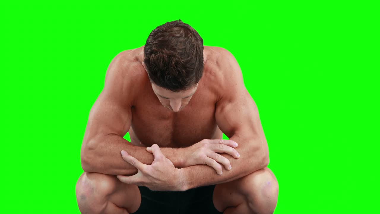 실망한 근육이 있는 남자가 내려다보고 있습니다.