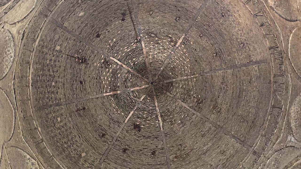 Laag perspectief van een oud stenen koepelplafond
