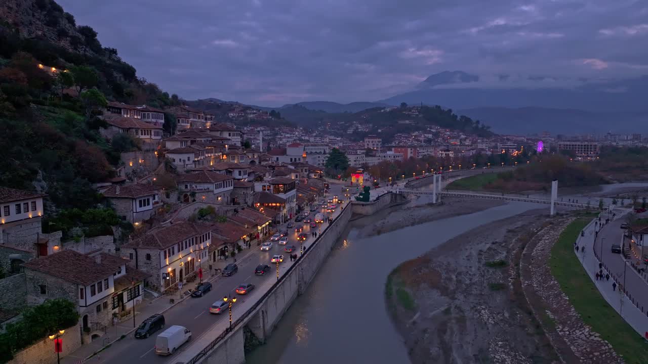 Vista aerea della città di Berat con edifici storici e luci serali