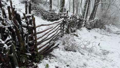 Ländlicher-Holzzaun-Schützt-Das-Land,-Um-Vieh-Auf-Dem-Bauernhof-Zu-Halten.-Winterlandschaft-Im-Wald.-Wundervoller-Schneefall-In-Der-Natur.-Malerische-Aussicht-Auf-Die-Lokale-Bevölkerung,-Nomadenlebensstil-In-Der-Landwirtschaft-Im-Nahen-Osten-Asiens