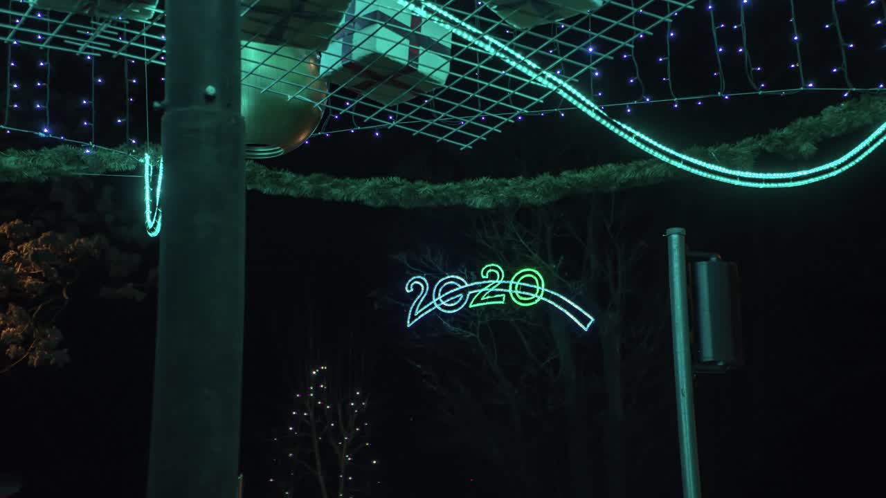 슬로베니아 돔잘레에서 크리스마스와 신년 축하 기간 동안 크리스마스 시장의 네온 간판