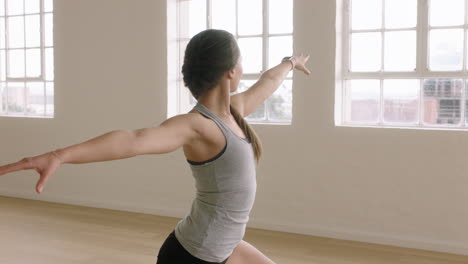 Mujer-De-Yoga-Saludable-Practicando-Pose-De-Guerrero-Disfrutando-De-Un-Estilo-De-Vida-Fitness-Haciendo-Ejercicio-En-Un-Estudio-De-Ejercicios-De-Estiramiento-En-Una-Colchoneta-De-Ejercicios-Al-Amanecer.