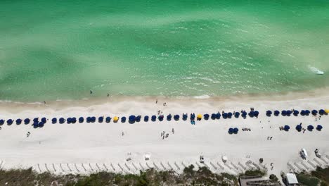 Coloridas-Sombrillas-De-Playa-Bordeadas-De-Arena-En-El-Condado-De-Walton,-Florida,-EE.UU.