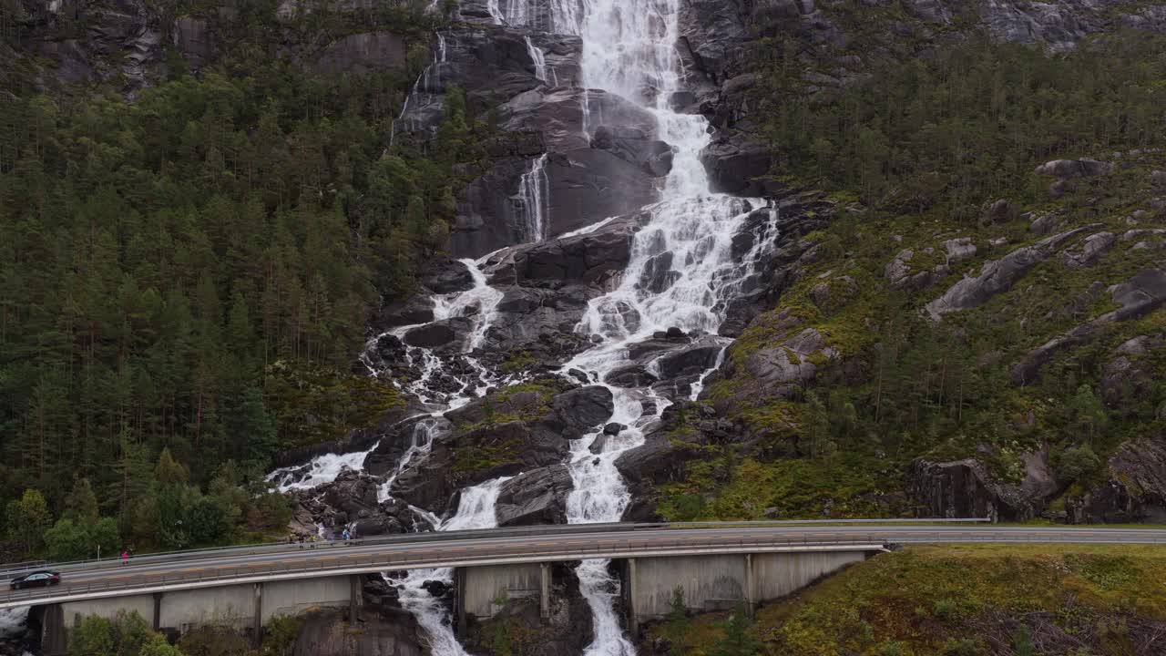 Dron zachycuje mocný Langfossen kaskádovitě padající po skalnatých útesech