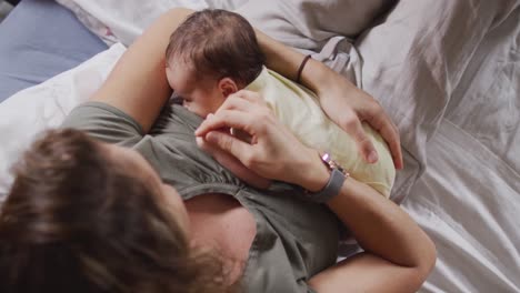 video de una madre caucásica feliz alimentando a un bebé recién nacido