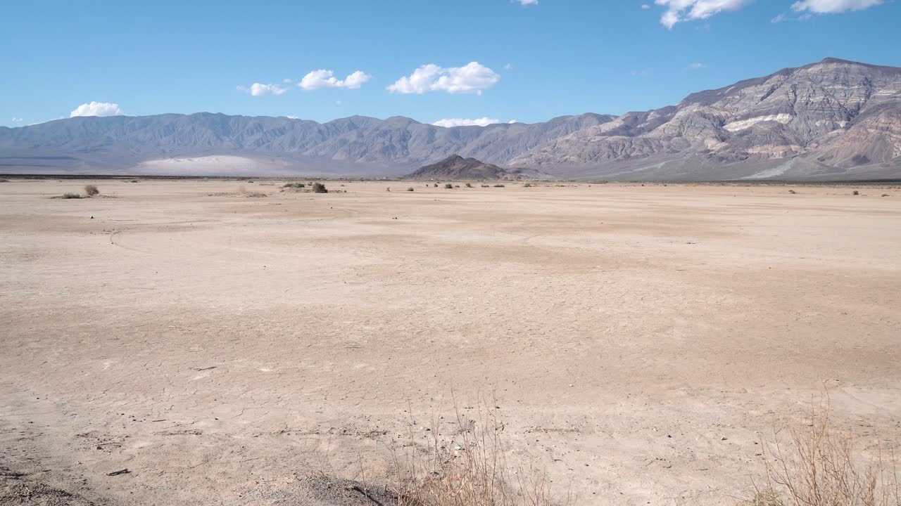 모하비 사막의 죽음의 계곡, 풀과 돌이 있는 캘리포니아, 총에 맞은 공중 돌리
