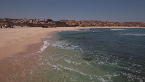 Drone-De-Bajo-Vuelo-Sobre-Las-Aguas-Del-Océano-En-La-Playa-Rocosa-En-Cabo-San-Lucas,-México