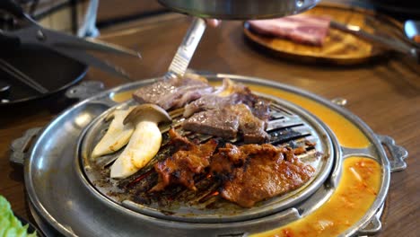 한국식 또는 한국식 바비큐로 구운 돼지고기와 쇠고기