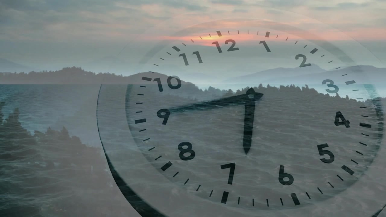 Sisli bir tepe üzerinde şafak ışıltısıyla beliren soluk analog saat, zamanın akışını gösteren dönen akrep ve yelkovan.