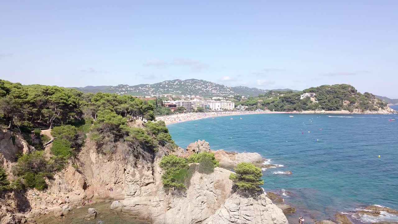 imágenes de drones de la playa turística de lloret de mar en pleno verano