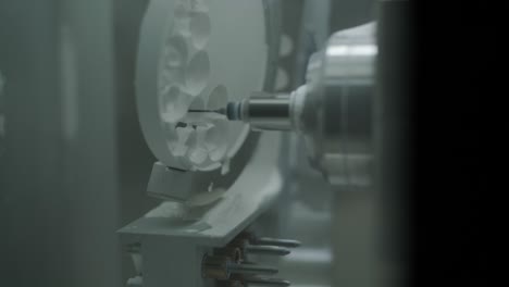 máquina de corte por cnc de coronas de zirconia a partir de circonia sin cocer