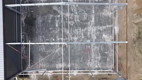 la vista del dron muestra la construcción precisa de una sala industrial, una sinfonía estratégica de progreso estructural en este perspicaz material de archivo.