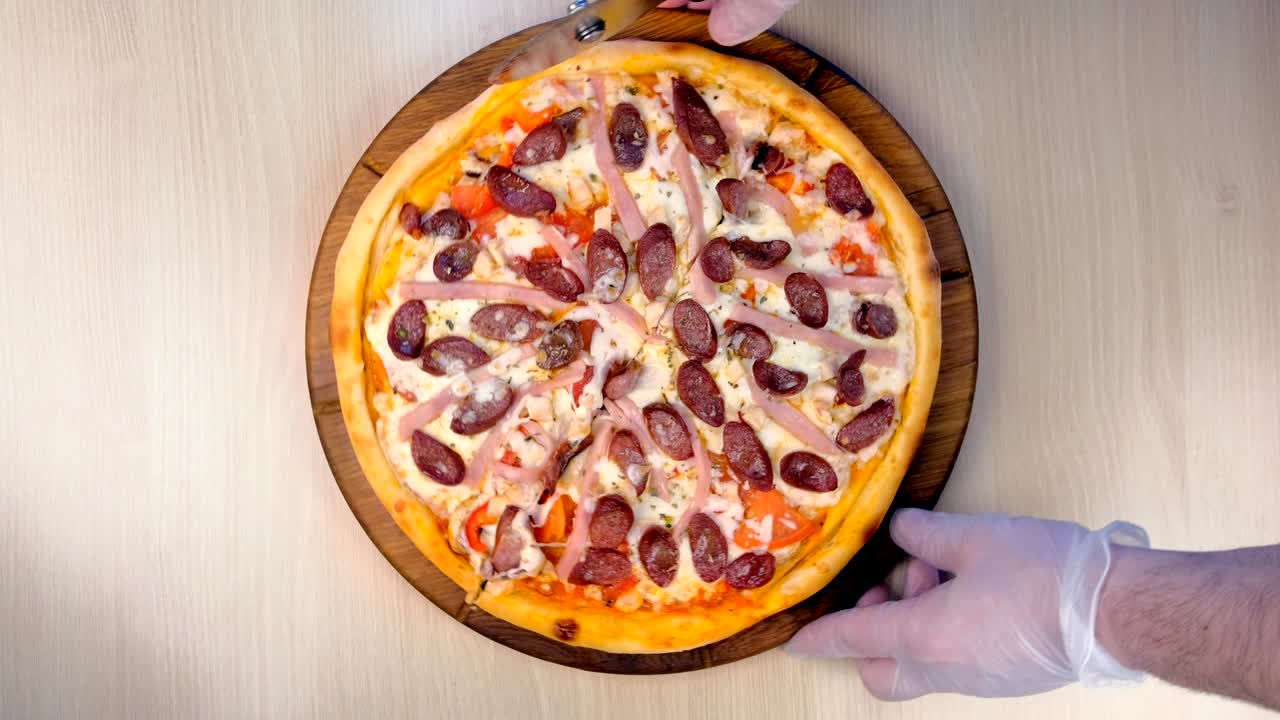 피자 요리, 흡연 소시지, 햄과 치즈, 클로즈업  뷰