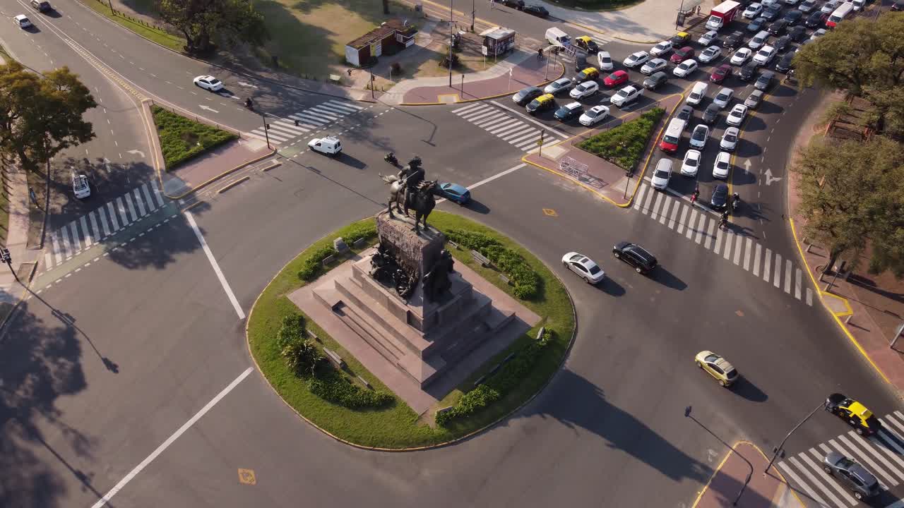 вращающаяся антенна над перекрестком монумента уркиза в буэнос-айресе в часы пиковой нагрузки