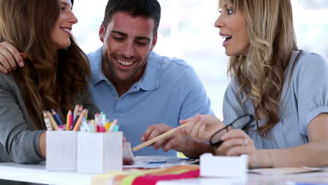 pareja con su diseñador de interiores
