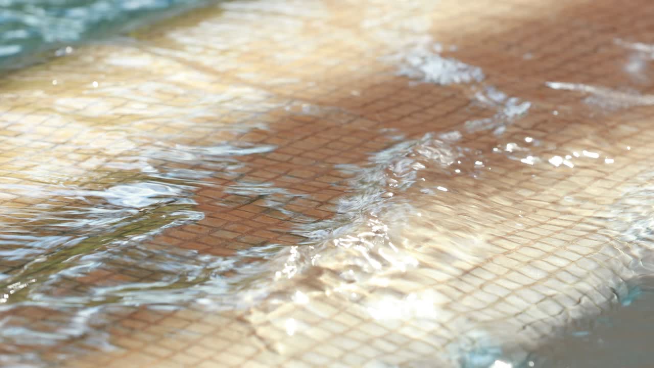 textura de la superficie del agua de la piscina en cámara lenta