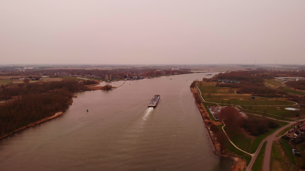흐린 날에 주황색 먼지가 많은 공기를 통해 퍼터슈크에서 오데 마스를 따라 여행하는 배의 공중 전망