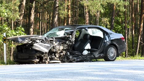 Accidente-Automovilístico-En-La-Calle,-Automóvil-Dañado-Después-De-La-Colisión