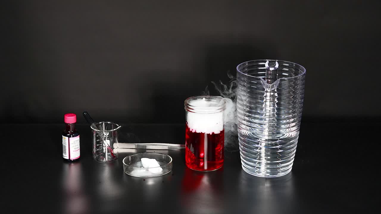 el hielo seco reacciona con el líquido rojo, creando vapor.