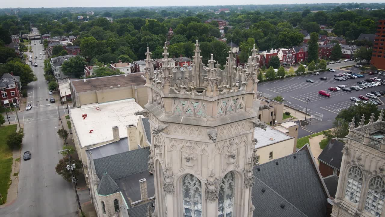 고대 교회 의 건축적 화려 함 을 독특 한 전망점 에서 경험 하고, 그 지붕 의 복잡 한 세부 사항 과 영원 한 아름다움 을 포착 한다