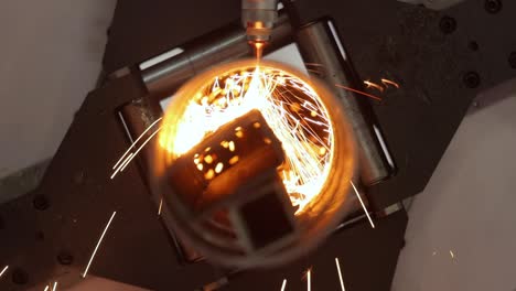 corte láser cnc de metal, tecnología industrial moderna.