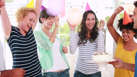 Gente-De-Negocios-Casual-Haciendo-Fiesta-De-Cumpleaños-