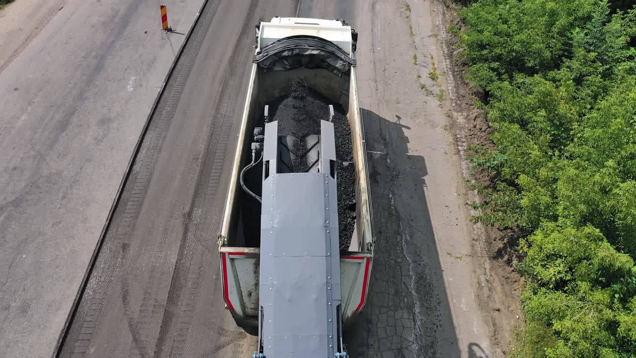 Construção e reparo de rodovia. Vista aérea de canteiro de obras de nova rodovia e equipamentos.