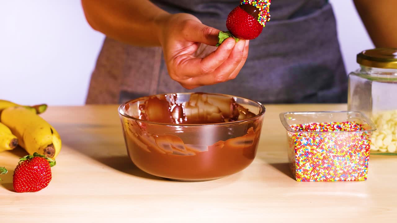 초콜릿과 다채로운 스프링클러에 담긴 딸기