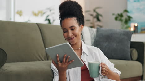 mujer relajándose con café y tableta