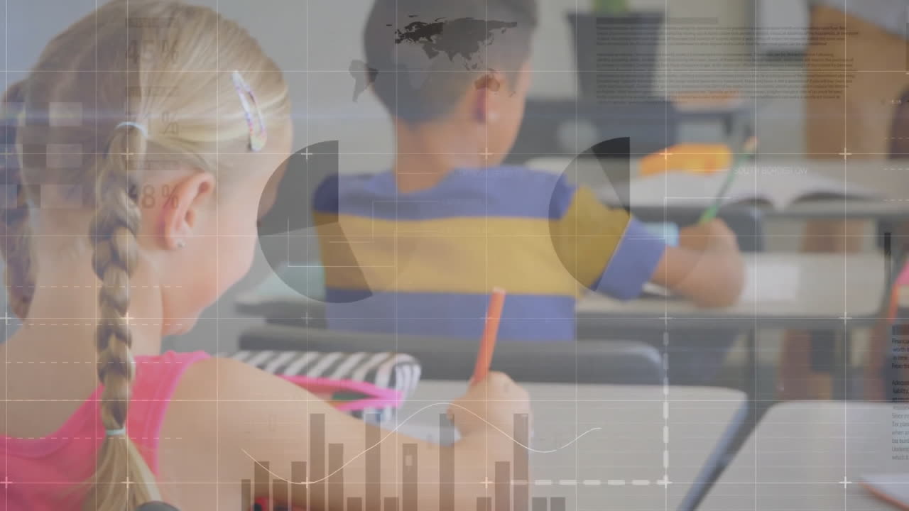 노트북에 글을 쓰는 미소 짓는 백인 소녀에 대한 인포그래픽 인터페이스의 애니메이션