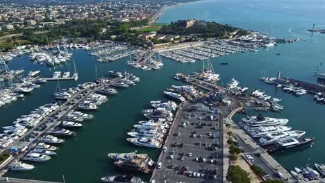 Port-Vauban-Marina,-Großer,-Prestigeträchtiger-Kai,-Mittelmeer,-Luftaufnahme