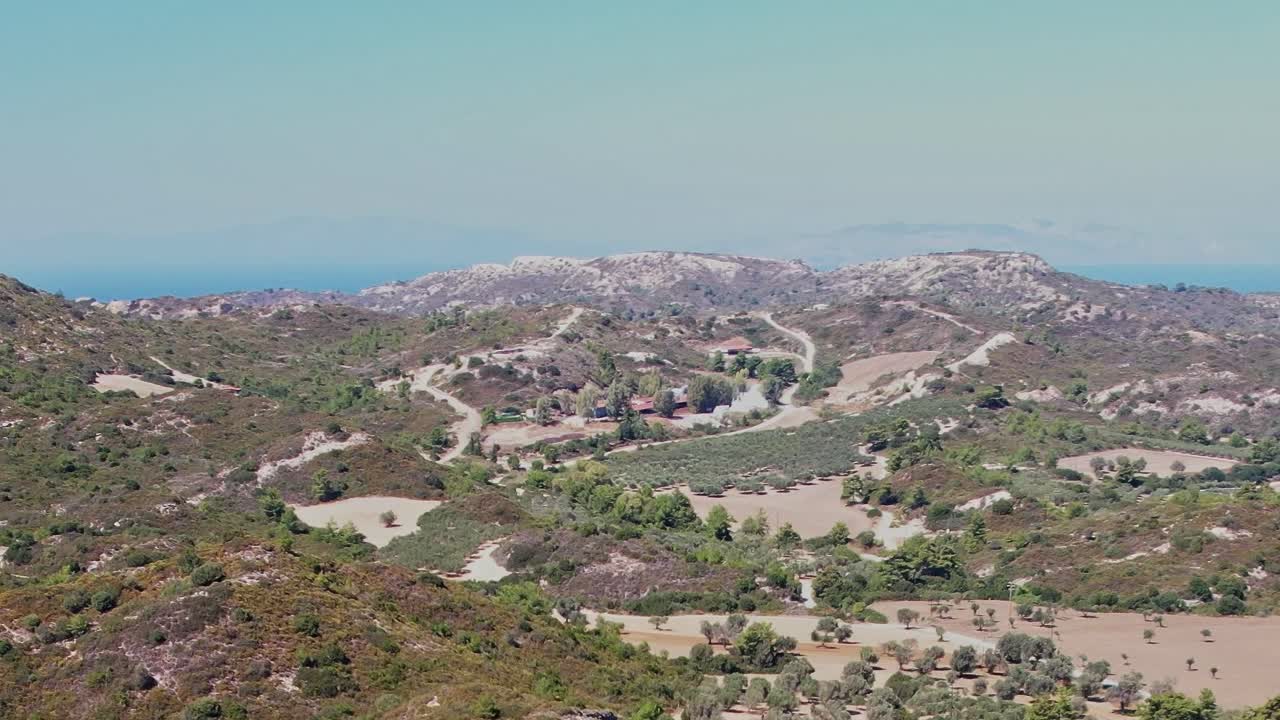 Rodi, in Grecia, presenta colline e strade alla luce del giorno