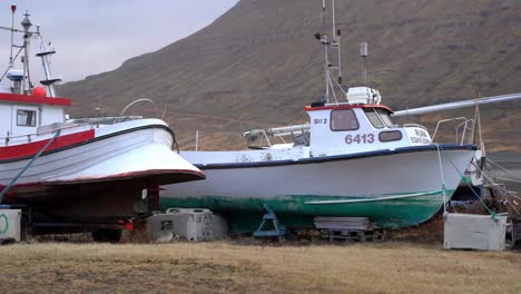 Boats-stranded-on-the-ground