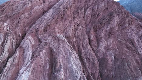 Nahaufnahme-Luftfliegen-Vorbei-An-Hügeln-Von-Quebrada-De-Purmamarca-Jujuy-Provinz-Argentinien,-Konzept,-Reise,-Tourismus,-Szenische-Natürliche-Geologische-Formation