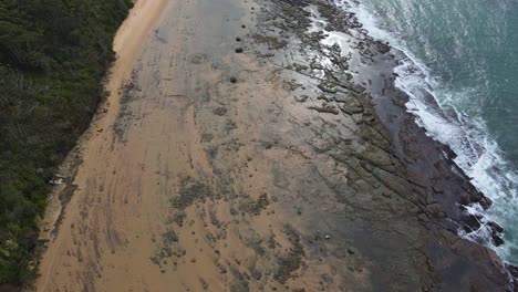 Olas-Golpeando-La-Costa-Rocosa-De-Bateau-Bay-Beach---Atracción-Turística-De-Bateau-Bay-En-Nsw,-Australia