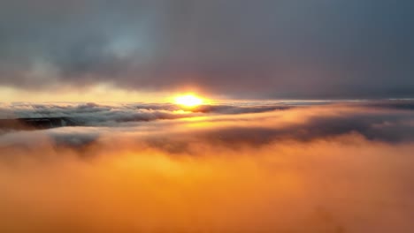 Amanecer-Sobre-Las-Nubes,-Hermosa-Vista-Aérea-Brillante