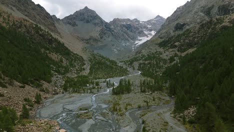 establecimiento aéreo del paisaje montañoso y fluvial de ventina alp, dolly in