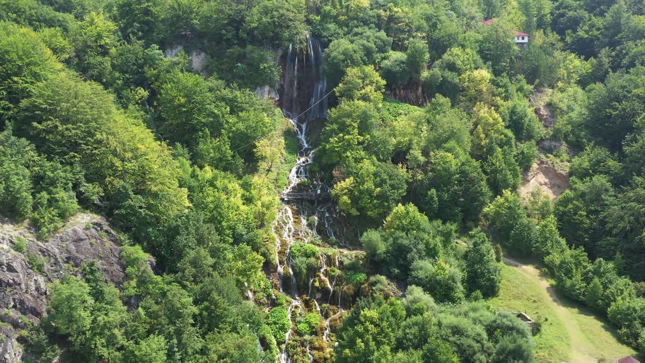 Ripresa aerea in dolly che si allontana da una grande cascata a più livelli a Sopotnica, Serbia