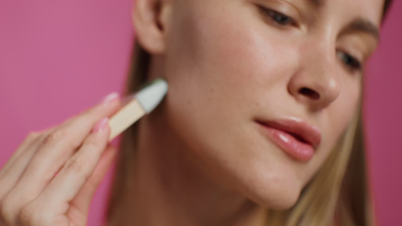 mujer aplicando tratamiento facial