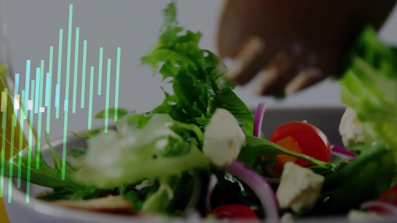Mano che tiene una forchetta di legno che entra, mescolando un'insalata fresca in una ciotola, barre audio in sovrapposizione per la preparazione del cibo
