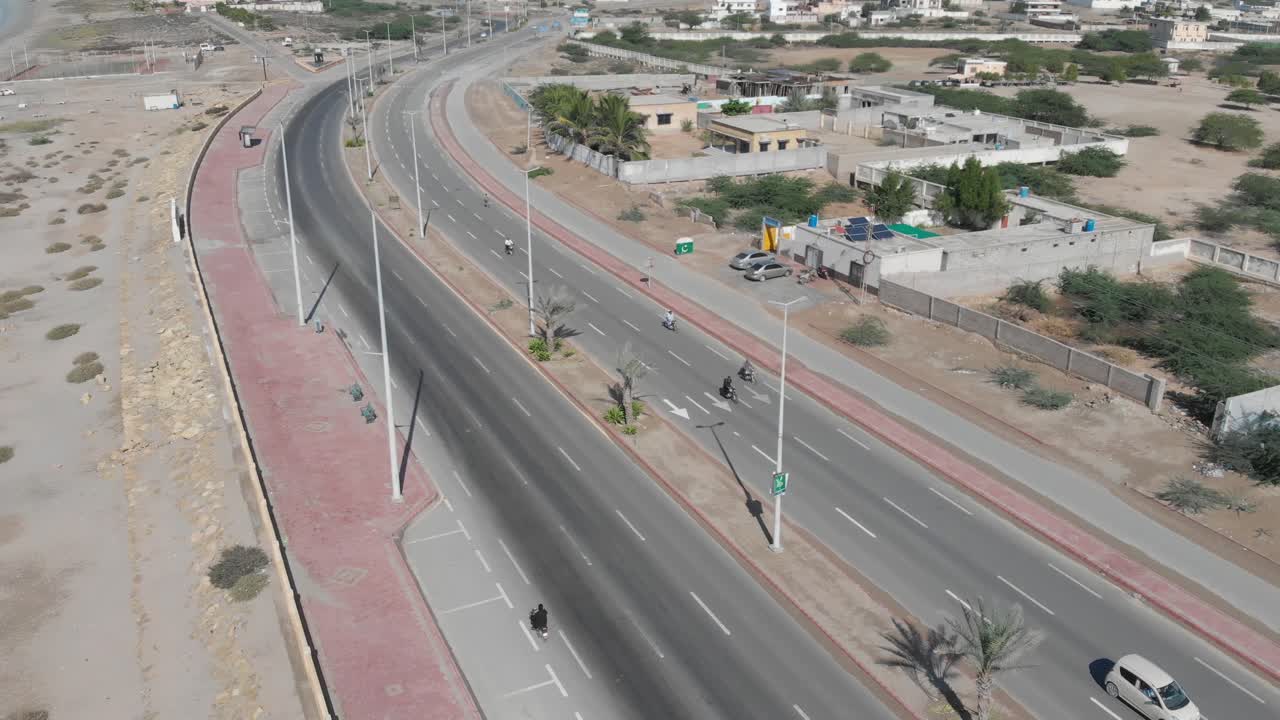 가벼운 교통량이 지나는 마린 드라이브 위의 공중 돌리