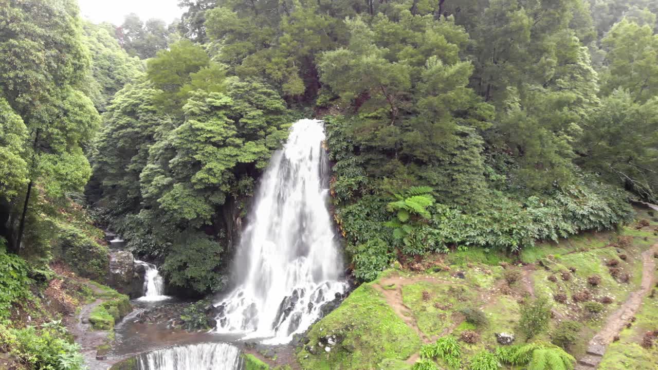 hermosa cascada y cascada rodeada de exuberante vegetación, azores, portugal