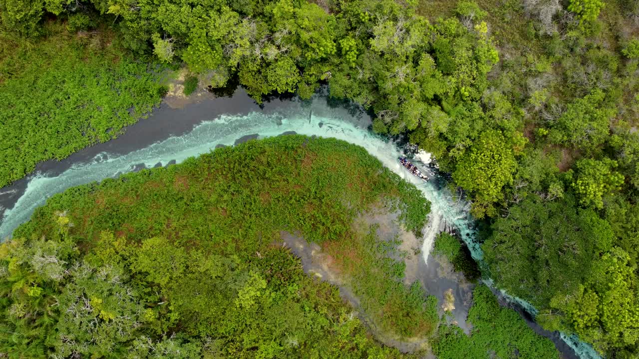 Vista aérea del río Sucuri, un río de aguas cristalinas en Bonito, Mato Grosso do Sul - Brasil