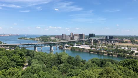 Puente-Hacia-El-Centro-De-La-Ciudad-De-Montreal,-En-El-Centro,-Con-Un-Poco-De-Tráfico.