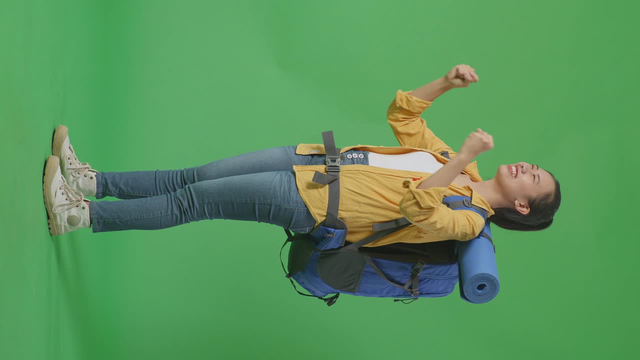 mujer viajera emocionada con mochila en la pantalla verde