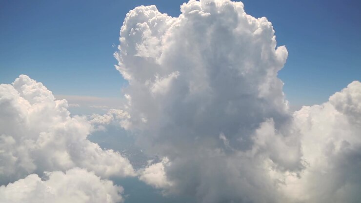 Mit Wolken fliegen, Wolken aus dem Flugzeugfenster beobachten.