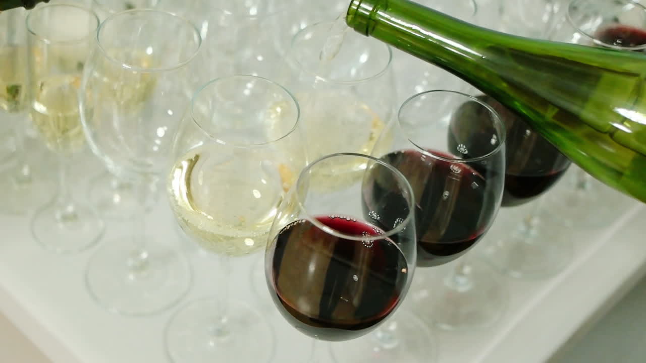 Versamento di champagne e vino a un evento