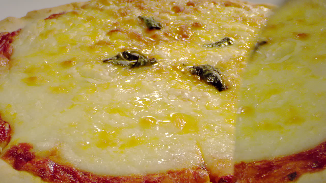 매크로는 치즈와 토마토 소스를 곁들인 절단 피자를 가져갑니다.