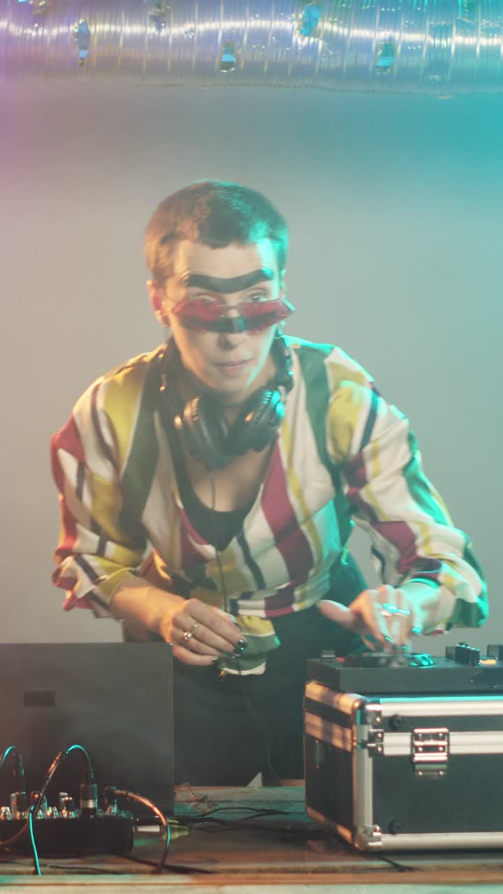 Video verticale: artista donna che mixa suoni techno con i giradischi